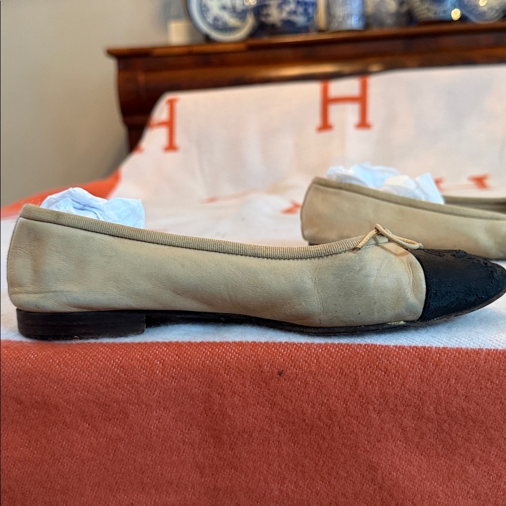 CHANEL Ballet Flats Vintage Classic Tan With Black Toe Cap Flats CC on Toe Cap! - Picture 7 of 11